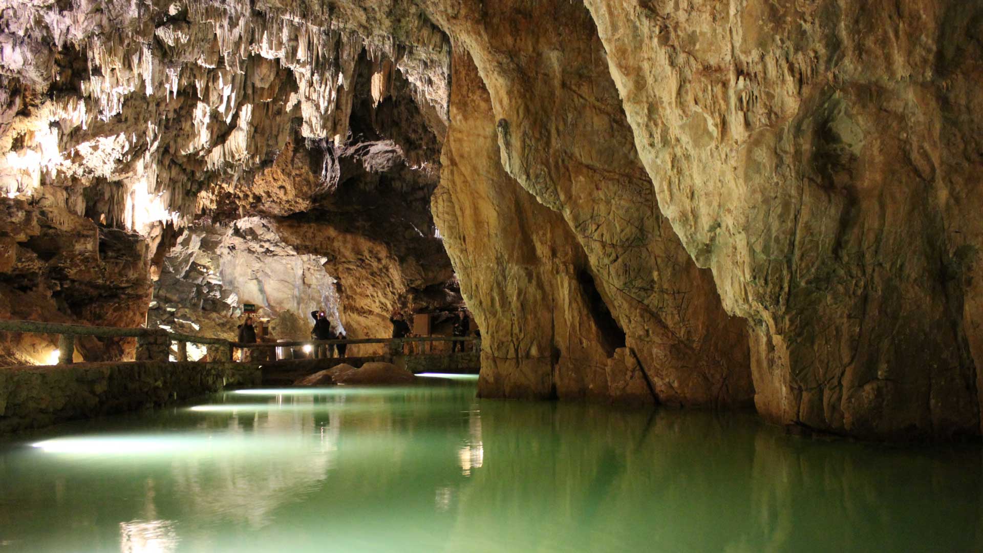 Ruta Por Las Cuevas De Valporquero El Capricho Del Tejar